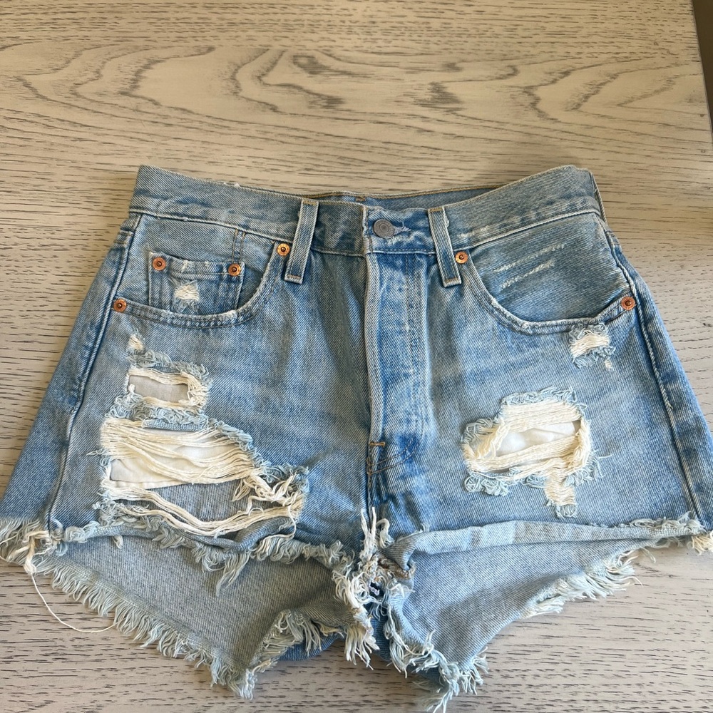 Levi’s 501 Distressed Denim Women Shorts - Picture 2 of 6